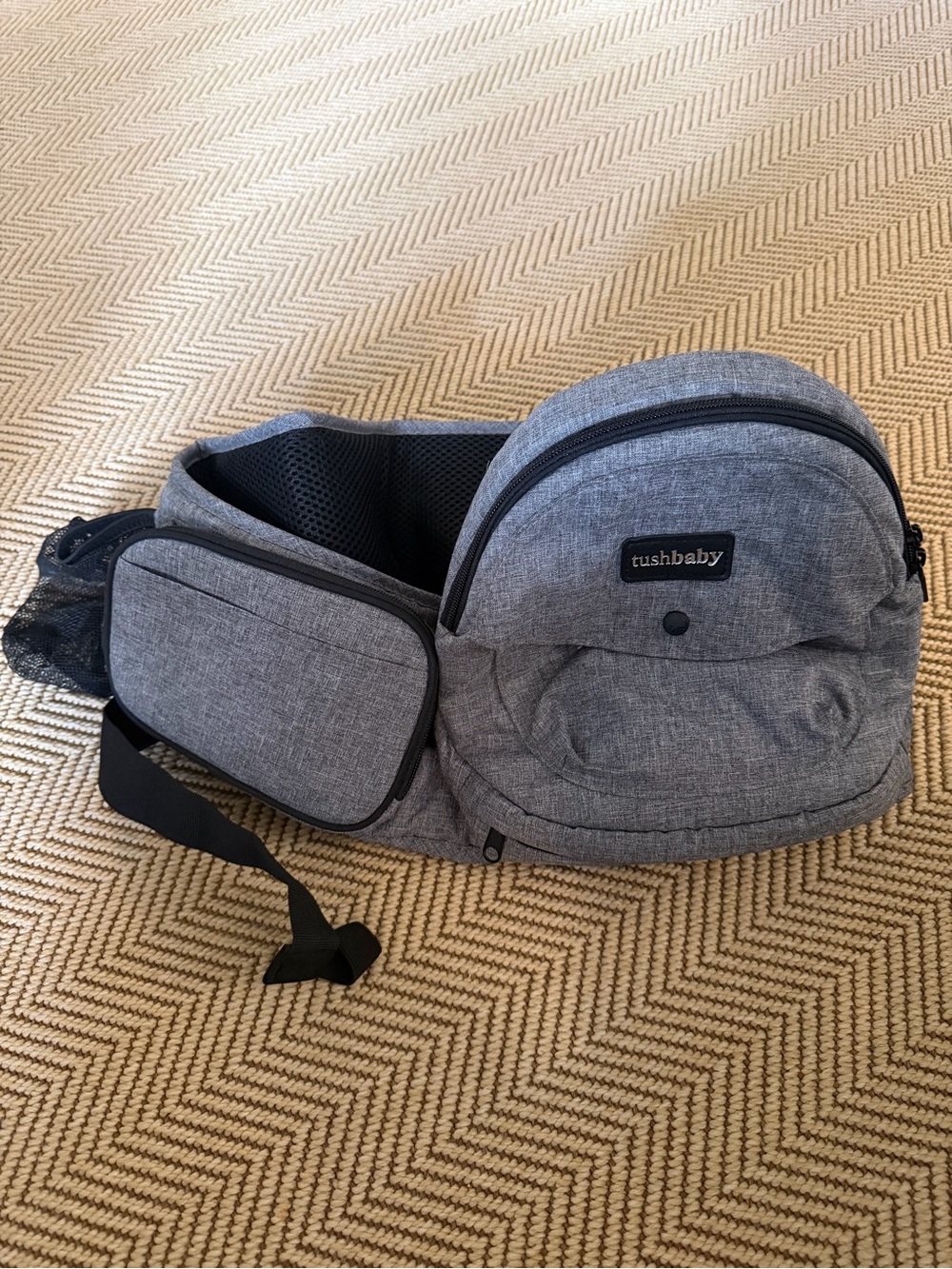 Tushbaby Hands-Free Hip Seat and Storage Bag